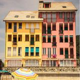 Zwei bunte Häsuer in Italien