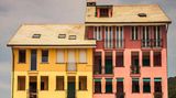 Zwei bunte Häsuer in Italien