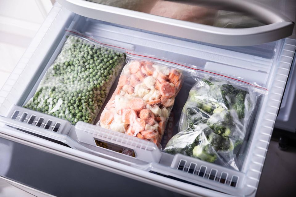 Obst in Gefrierbeuteln in der Tiefkühltruhe