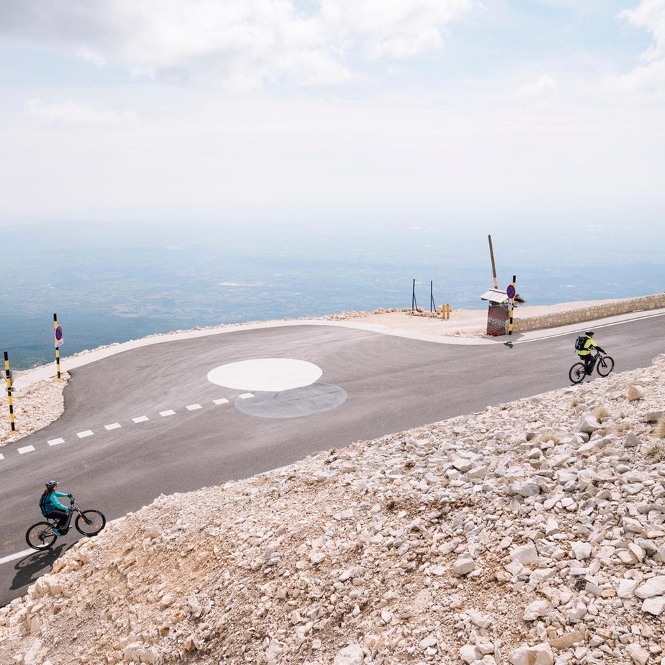 Autorin Katja Trippel kurz vor dem Ziel - im gelben Trikot! Den neuen Aussichtspunkt unterhalb des 1909-Meter-Gipfels lässt sie links liegen