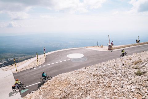 Autorin Katja Trippel kurz vor dem Ziel - im gelben Trikot! Den neuen Aussichtspunkt unterhalb des 1909-Meter-Gipfels lässt sie links liegen