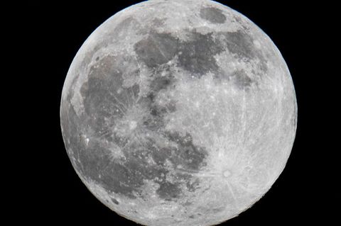 Auf dem Mond ticken die Uhren anders. Foto: Boris Roessler/dpa