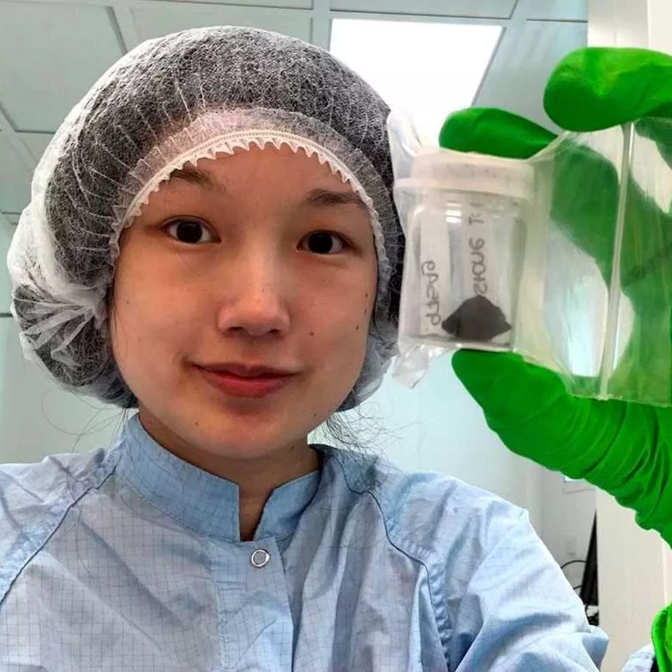 Forscherin Queenie Chan von der Universität London mit einer Probe des Winchcombe-Meteoriten