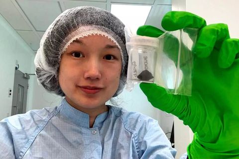 Forscherin Queenie Chan von der Universität London mit einer Probe des Winchcombe-Meteoriten
