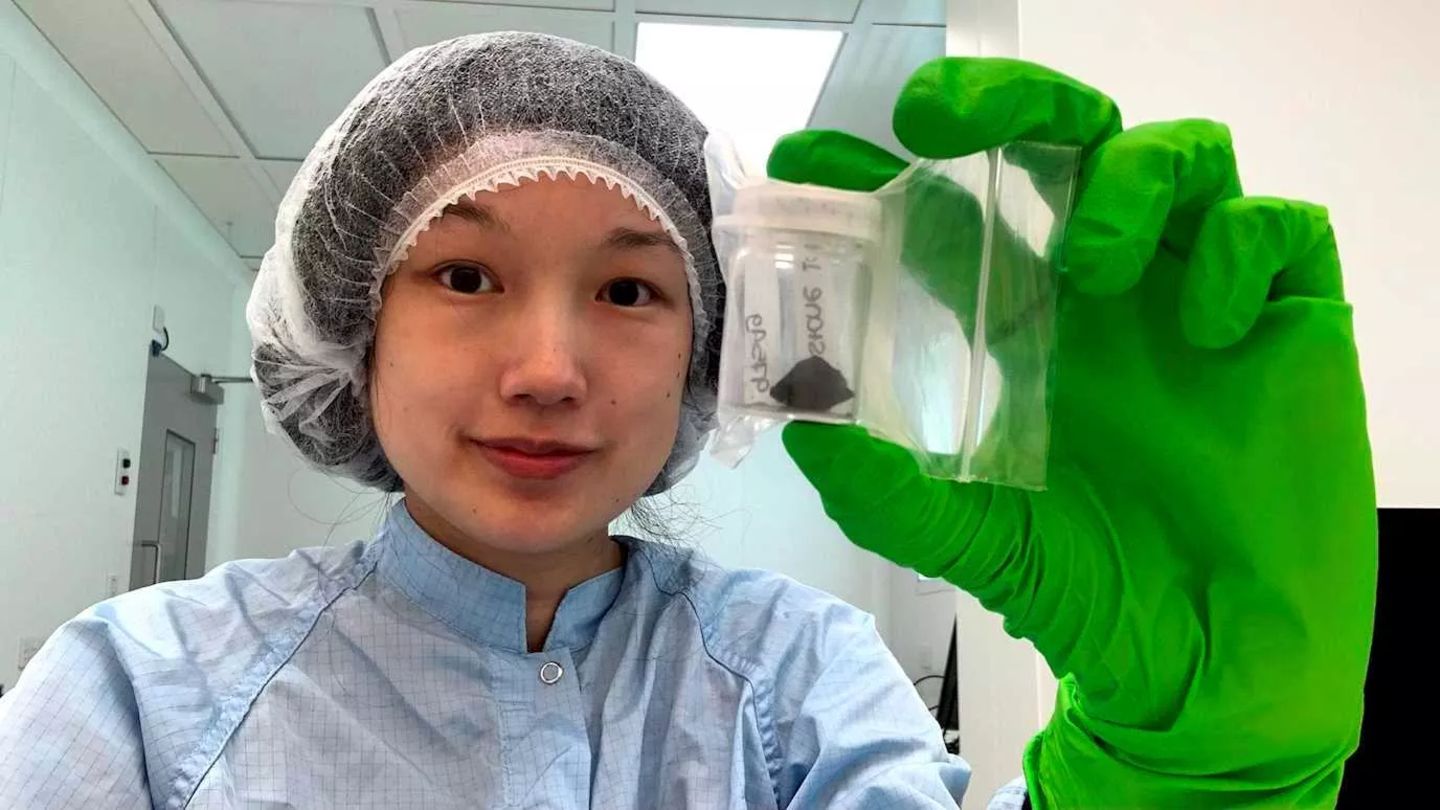 Forscherin Queenie Chan von der Universität London mit einer Probe des Winchcombe-Meteoriten