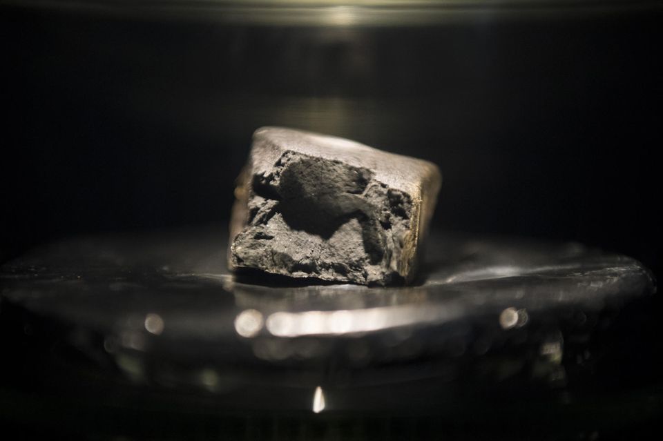 Enthält die Bausteine des Lebens auf der Erde: ein weiteres Bruchstück des Winchcombe-Meteoriten, heute zu sehen im Natural History Museum in London
