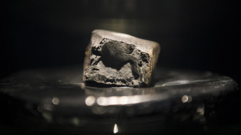 Enthält die Bausteine des Lebens auf der Erde: ein weiteres Bruchstück des Winchcombe-Meteoriten, heute zu sehen im Natural History Museum in London