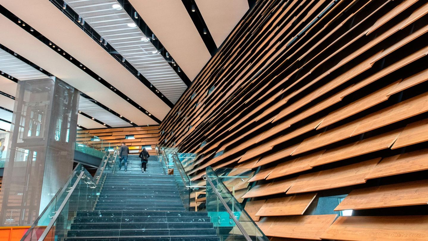 Dundee – Stadt des Designs Halle im Inneren des V&A Dundee Design Museums