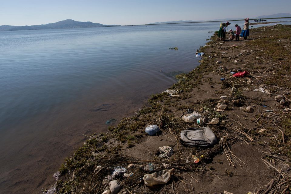 Peru: Müll bedeckt das Ufer des Titicacasees bei Coata