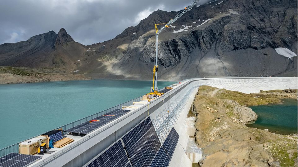 Energiegewinnung in den Alpen: Auf der Muttsee-Staumauer im Schweizer Kanton Glarus produzieren Solarmodule auf rund 2500 Metern Höhe Strom Auf der Muttsee-Staumauer im Schweizer Kanton Glarus produzieren Solarmodule auf rund 2500 Metern Höhe Strom