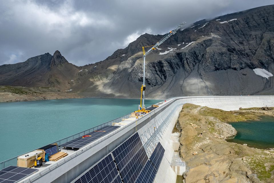 Auf der Muttsee-Staumauer im Schweizer Kanton Glarus produzieren Solarmodule auf rund 2500 Metern Höhe Strom