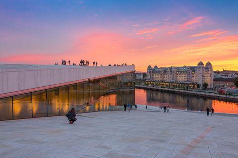 Blick von der Oper Oslos bei Sonnenuntergang