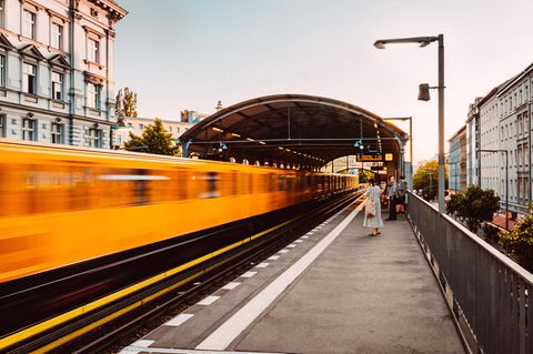 In manchen Städten gibt es ein Klimaticket für alle jene Menschen, die ihr Auto abschaffen und künftig den öffentlichen Nahverkehr nutzen