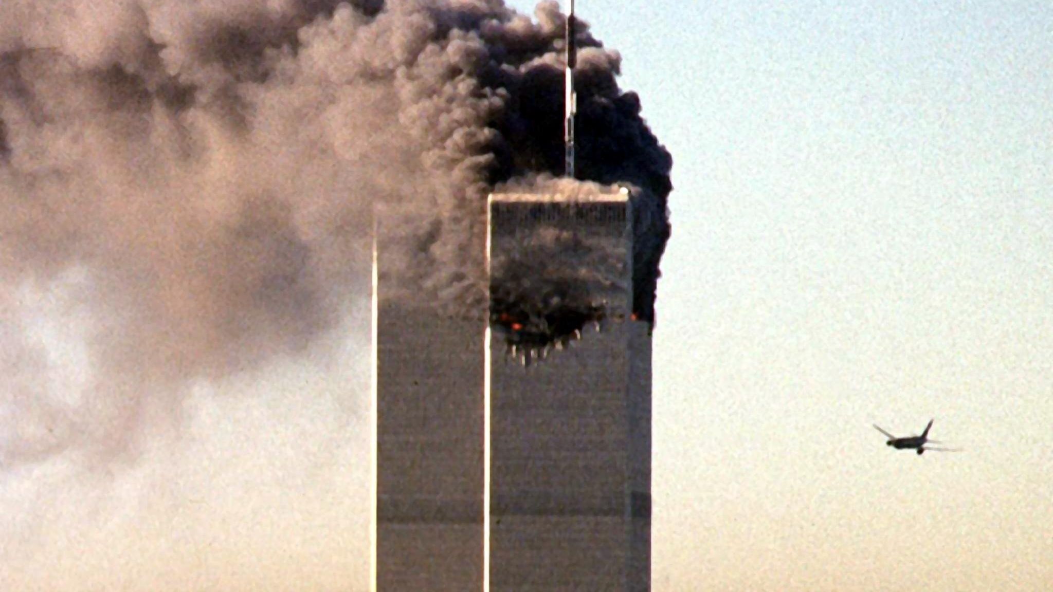 Um die Terroranschläge vom 11. September 2001 ranken sich zahlreiche Verschwörungstheorien, etwa, dass Mitglieder der US-Regierung die Anschläge bewusst geschehen ließen