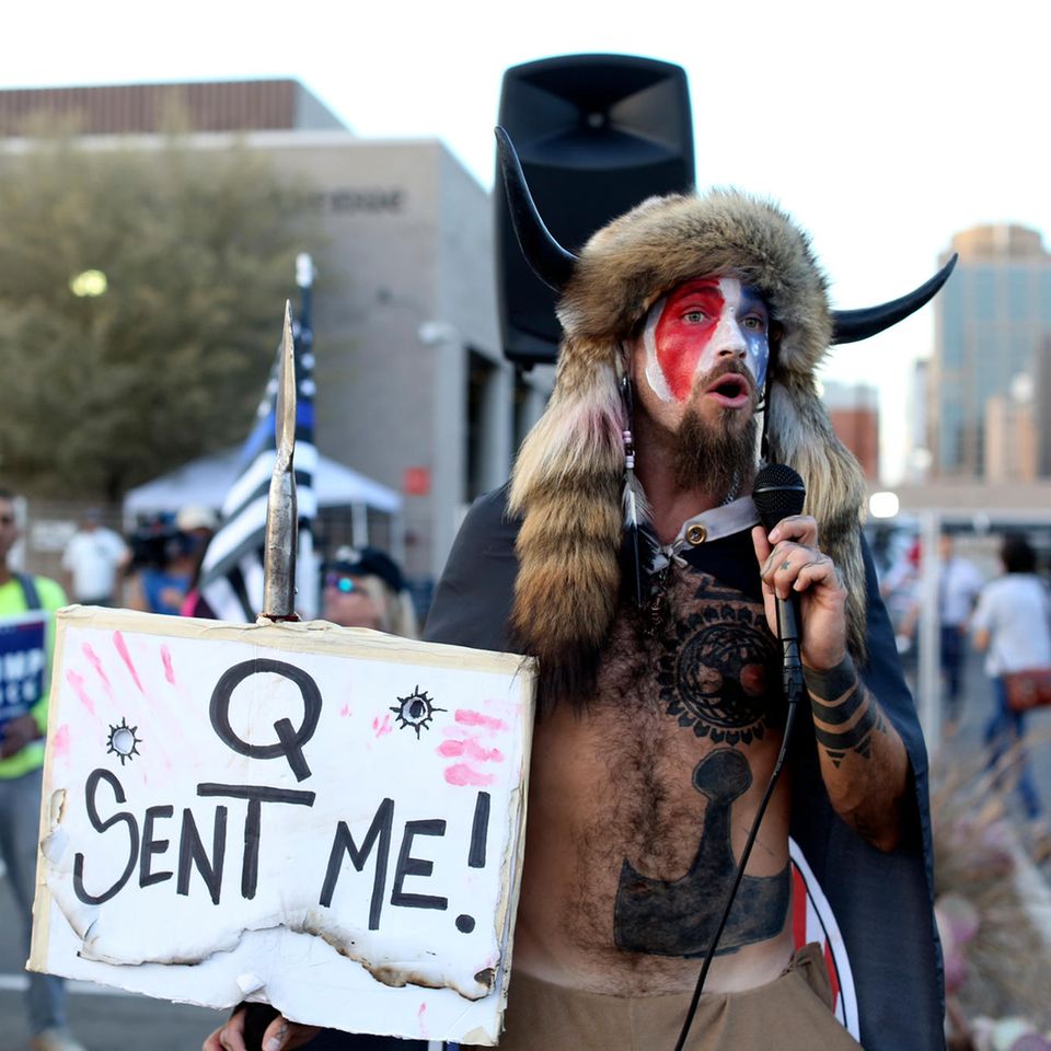 Die rechtsextremistische Bewegung QAnon behauptet, es gäbe eine weltumspannende Verschwörung einer pädophilen Elite (hier eine Demo 2020 in Phoenix)
