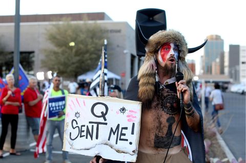 Die rechtsextremistische Bewegung QAnon behauptet, es gäbe eine weltumspannende Verschwörung einer pädophilen Elite (hier eine Demo 2020 in Phoenix)
