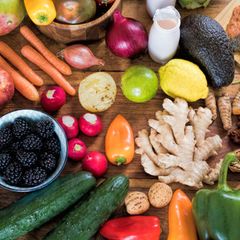 Wertvolle Pflanzenkost: Gemüse und Obst, so die Medizinerin, sind reich an gesunden sekundären Pflanzenstoffen, die unsere Zellen schützen, die Schleimhäute stärken und schädliches Cholesterin im Blut senken