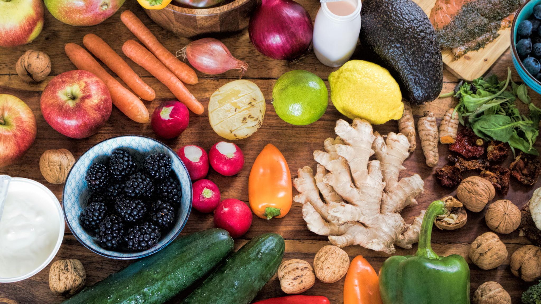 Wertvolle Pflanzenkost: Gemüse und Obst, so die Medizinerin, sind reich an gesunden sekundären Pflanzenstoffen, die unsere Zellen schützen, die Schleimhäute stärken und schädliches Cholesterin im Blut senken