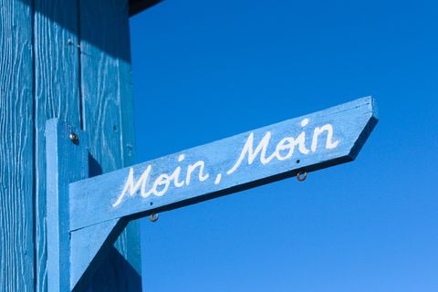 Schriftzug "Moin Moin" auf einem Schild