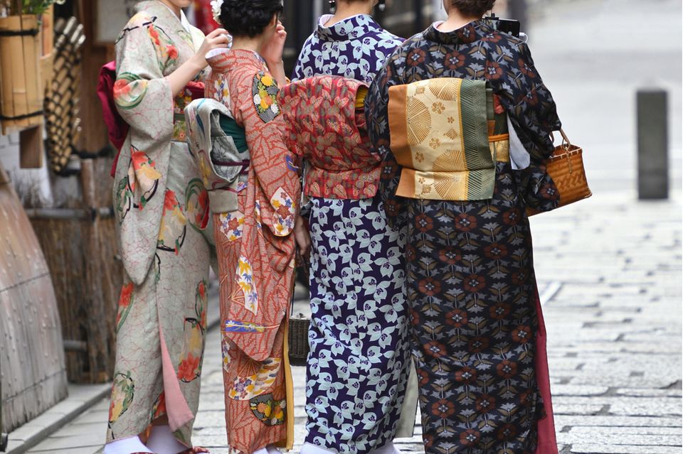 Vier Frauen im Kimonos
