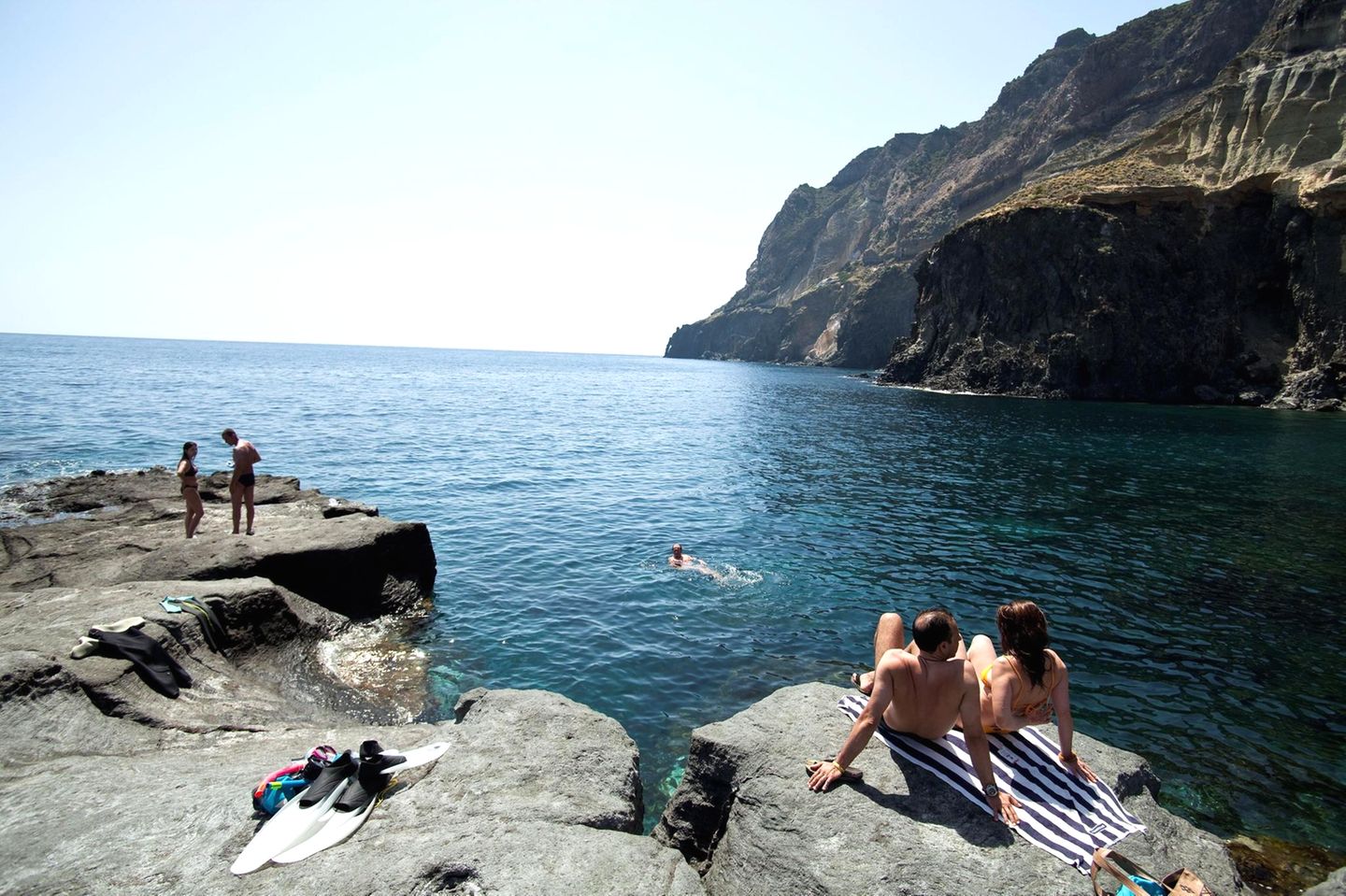 Pantelleria: Perle zwischen den Kontinenten Badende auf Pantelleria