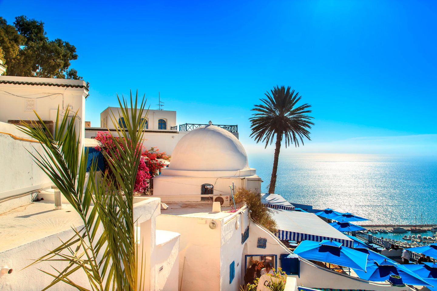 Sidi Bou Said: Pittoreskes Künstlerdorf Im Norden Tunesiens, nur etwa eine halbe Stunde Autofahrt von Tunis entfernt, schmiegt sich das bildhübsche Künstlerdorf Sidi Bou Said an die Küste. Blau-weiße Häuschen und Palais drängen sich in den engen Gassen des kleinen Ortszentrums aneinander, blühende Kletterpflanzen an den Fassaden und in den Gärten und Hinterhöfen schaffen zusätzliche Farbtupfer. Das pittoreske Dorf inspirierte schon große Künstler wie Paul Klee und August Macke, die hier bedeutende Werke malten. Heute steht Sidi Bou Said unter Denkmalschutz. Handwerksläden und Kunstgalerien, Souvenirläden und Ateliers laden Interessierte zum Stöbern ein