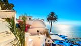 Im Norden Tunesiens, nur etwa eine halbe Stunde Autofahrt von Tunis entfernt, schmiegt sich das bildhübsche Künstlerdorf Sidi Bou Said an die Küste. Blau-weiße Häuschen und Palais drängen sich in den engen Gassen des kleinen Ortszentrums aneinander, blühende Kletterpflanzen an den Fassaden und in den Gärten und Hinterhöfen schaffen zusätzliche Farbtupfer. Das pittoreske Dorf inspirierte schon große Künstler wie Paul Klee und August Macke, die hier bedeutende Werke malten. Heute steht Sidi Bou Said unter Denkmalschutz. Handwerksläden und Kunstgalerien, Souvenirläden und Ateliers laden Interessierte zum Stöbern ein