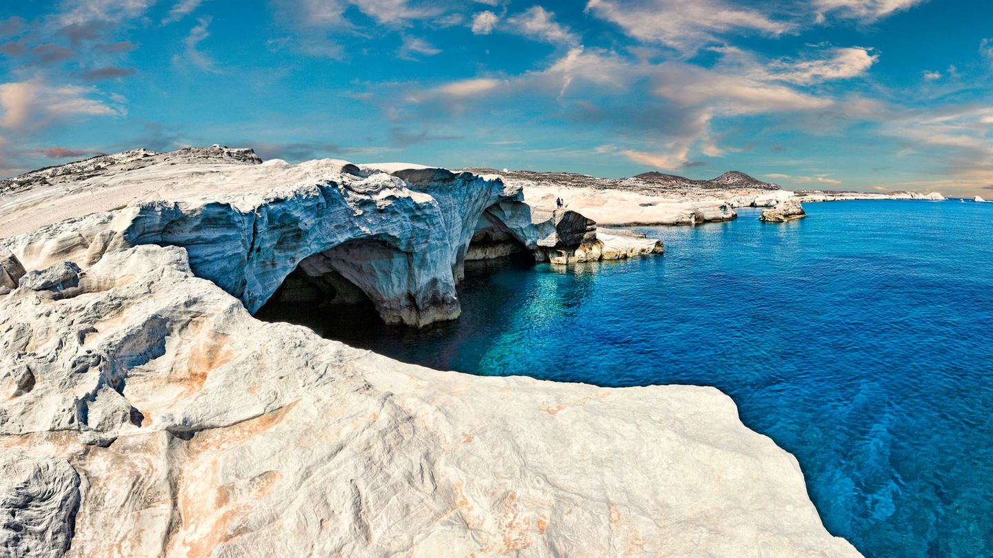 Milos: Bezaubernde Kykladen-Insel Rock formations in Sarakiniko of Milos, Greece