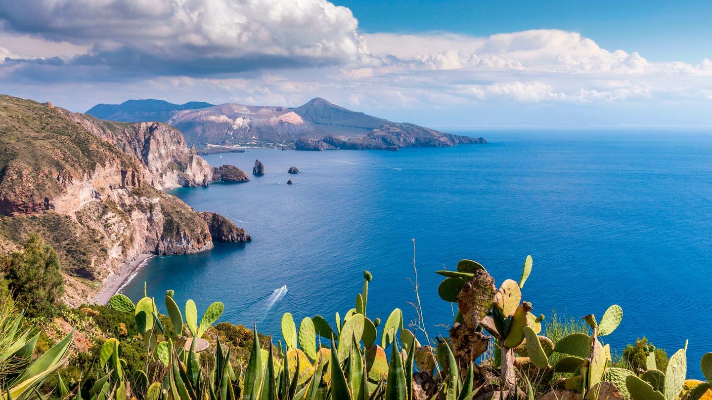 Liparische Inseln: Unbekannte Juwelen im Mittelmeer Lipari, Sicily, Italy - July 18, 2020: Beautiful view of the island of Vulcano from the island of Lipari