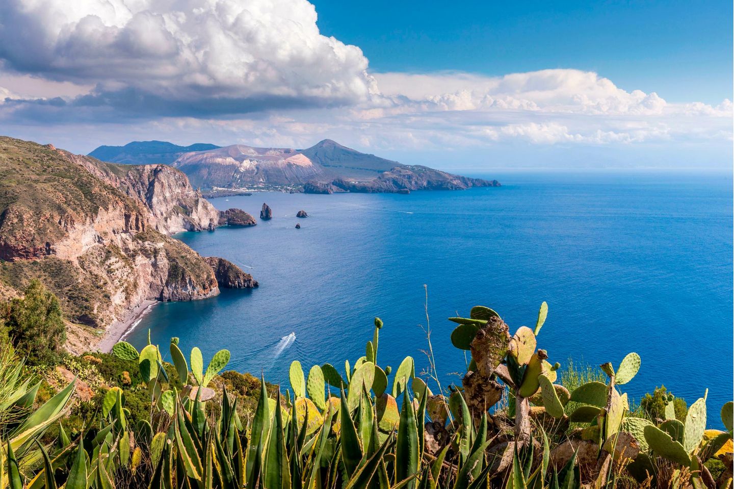 Liparische Inseln: Unbekannte Juwelen im Mittelmeer Lipari, Sicily, Italy - July 18, 2020: Beautiful view of the island of Vulcano from the island of Lipari