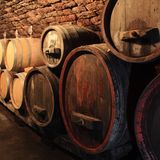 Weinfässer im Weinkeller