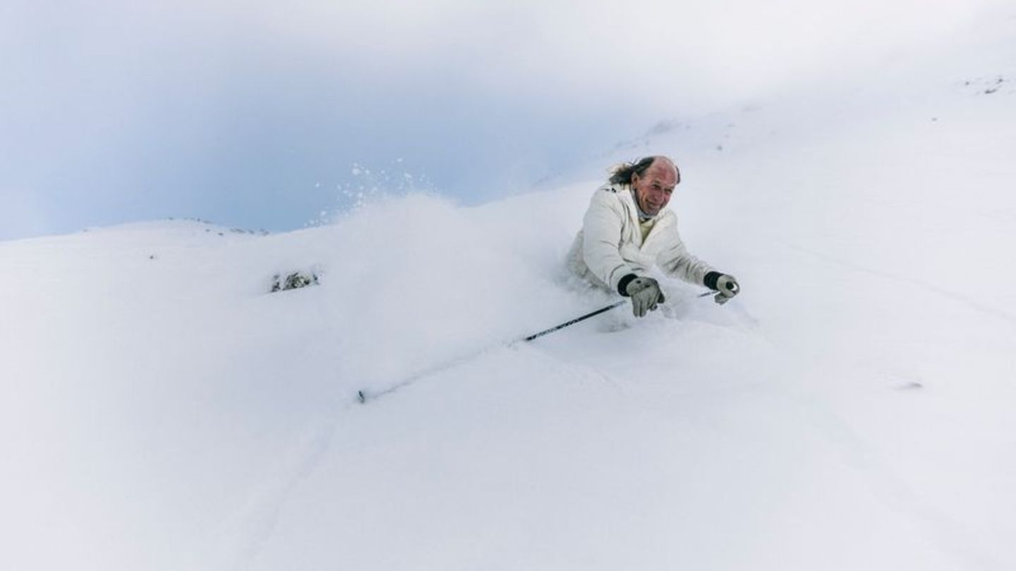 Heinrich Giesker durchpflügt den Pulverschnee