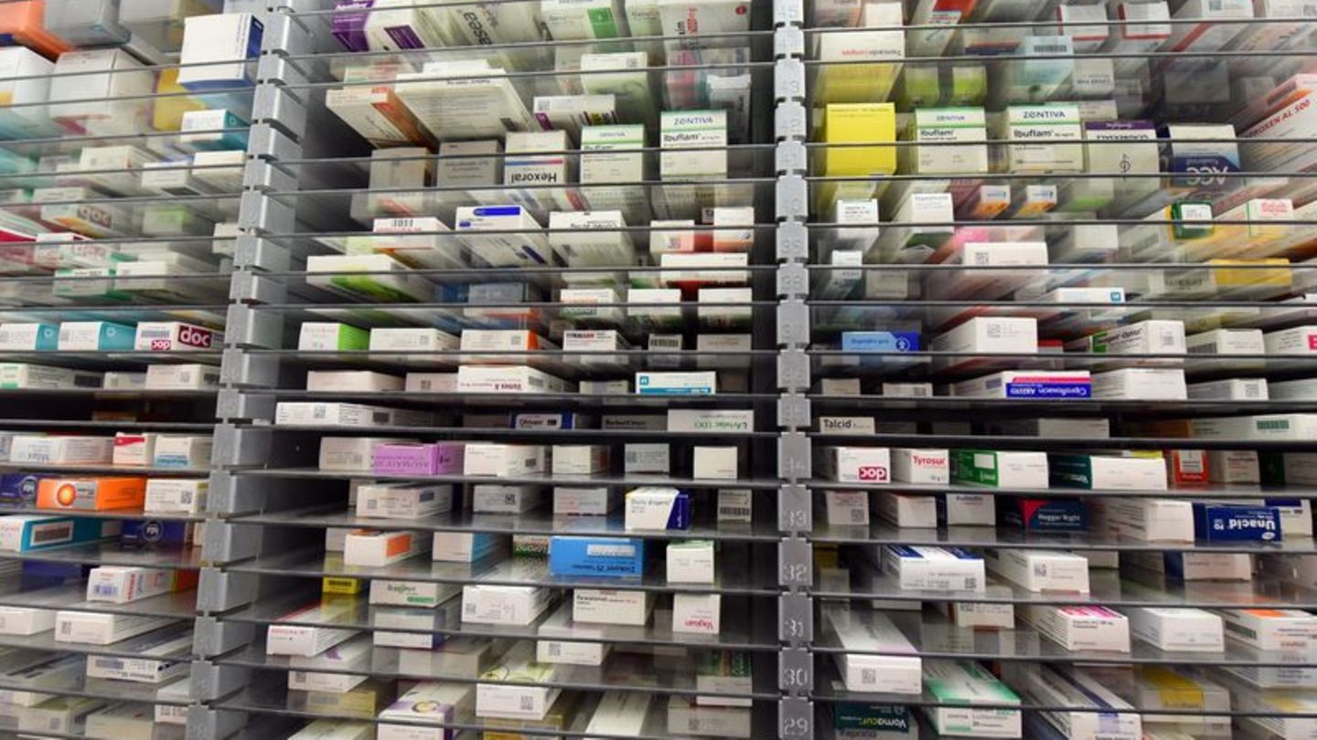 Medikamente liegen im Lager einer Apotheke. Foto: Waltraud Grubitzsch/dpa/Archivbild