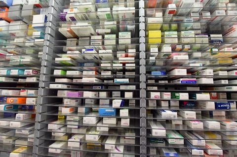 Medikamente liegen im Lager einer Apotheke. Foto: Waltraud Grubitzsch/dpa/Archivbild
