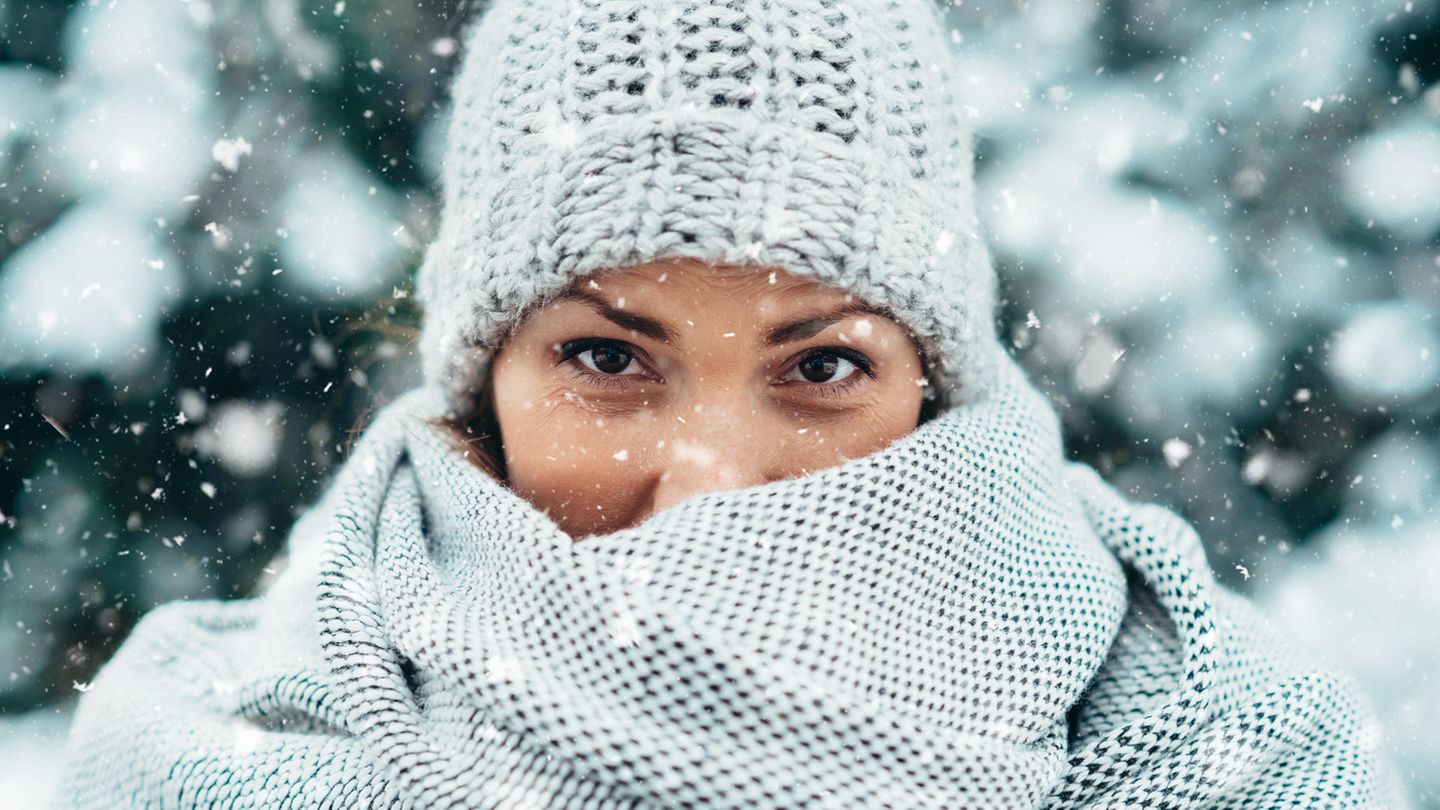 Frau mit Pudelmütze im Winter