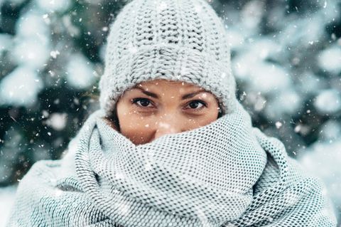 Frau mit Pudelmütze im Winter