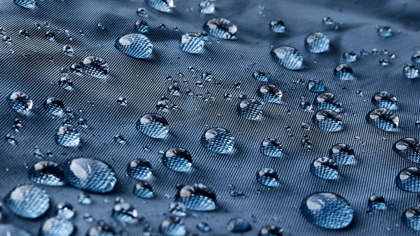 Ihre wasserabweisende Eigenschaft verdankt Outdoor-Kleidung oft den so genannten PFAS