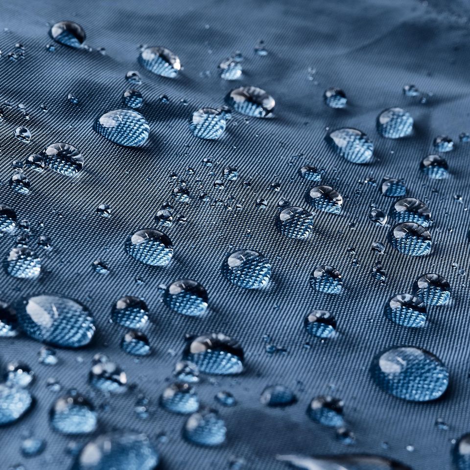 Ihre wasserabweisende Eigenschaft verdankt Outdoor-Kleidung oft den so genannten PFAS
