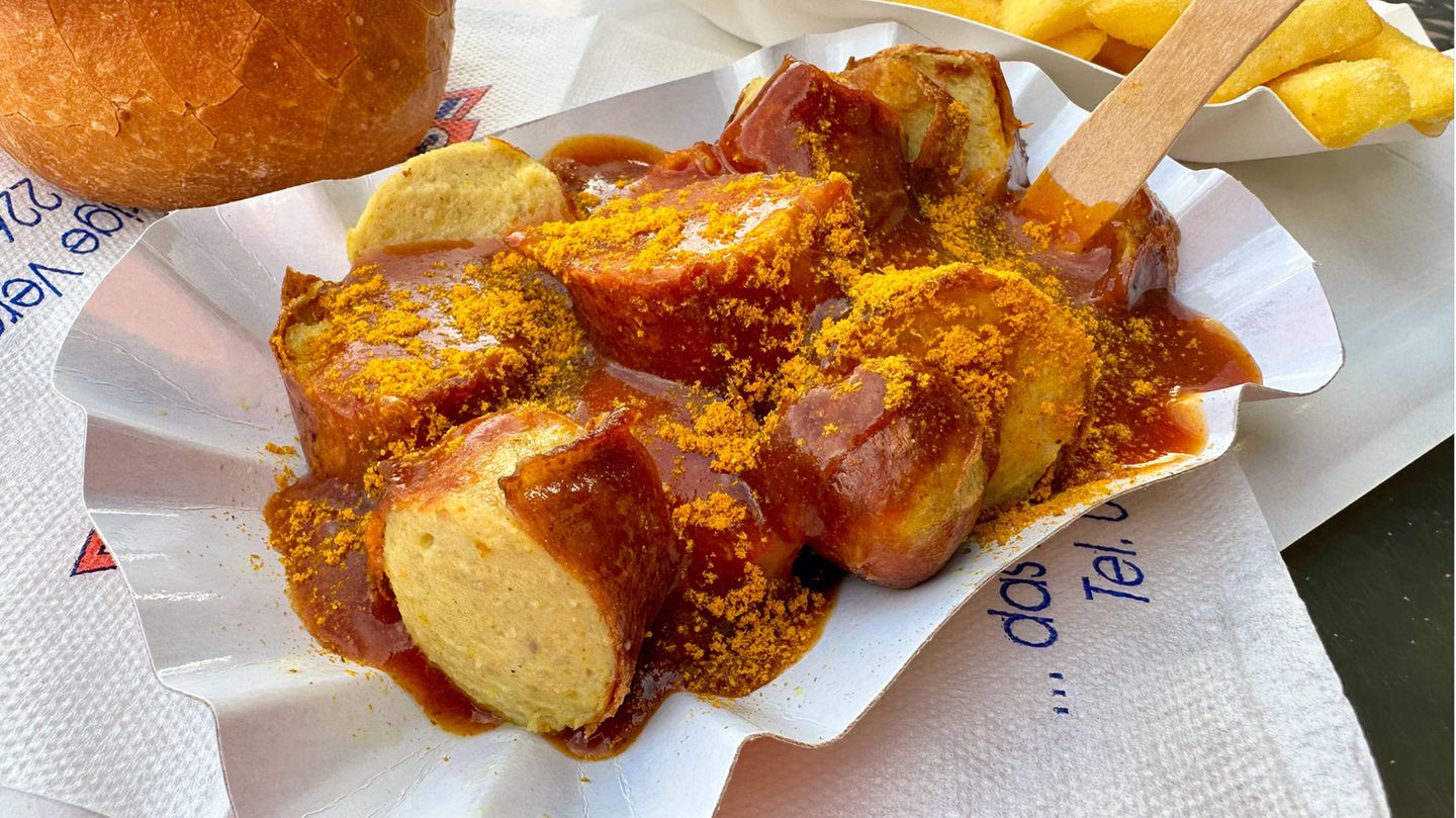 Eine Currywurst mit Pommes