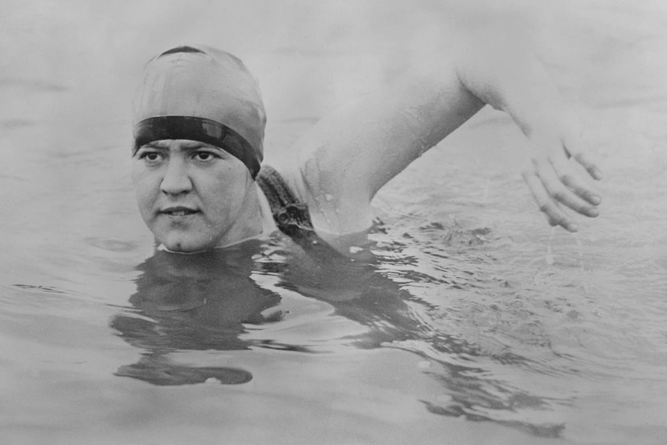 Gertrude Ederle bricht insgesamt zwölf Schwimm-Weltrekorde und erringt 1924 in Paris drei Olympiamedaillen. Zwei Jahre später wagt sie sich an die Ärmelkanal-Querung