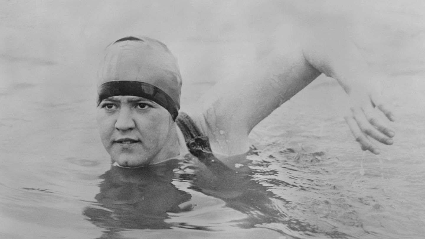 "America’s best girl": Gertrude Ederle bricht insgesamt zwölf Schwimm-Weltrekorde und erringt 1924 in Paris drei Olympiamedaillen. Zwei Jahre später wagt sie sich an die Ärmelkanal-Querung Gertrude Ederle bricht insgesamt zwölf Schwimm-Weltrekorde und erringt 1924 in Paris drei Olympiamedaillen. Zwei Jahre später wagt sie sich an die Ärmelkanal-Querung