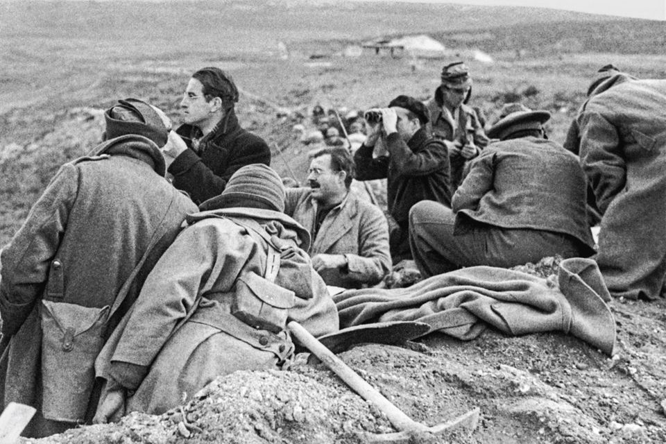 Während des Spanischen Bürgerkrieges steigen Hemingway (Mitte) und seine Journalisten-Kollegen oft in die Schützengräben: So dicht wie möglich wollen sie an den Gefechten dran sein