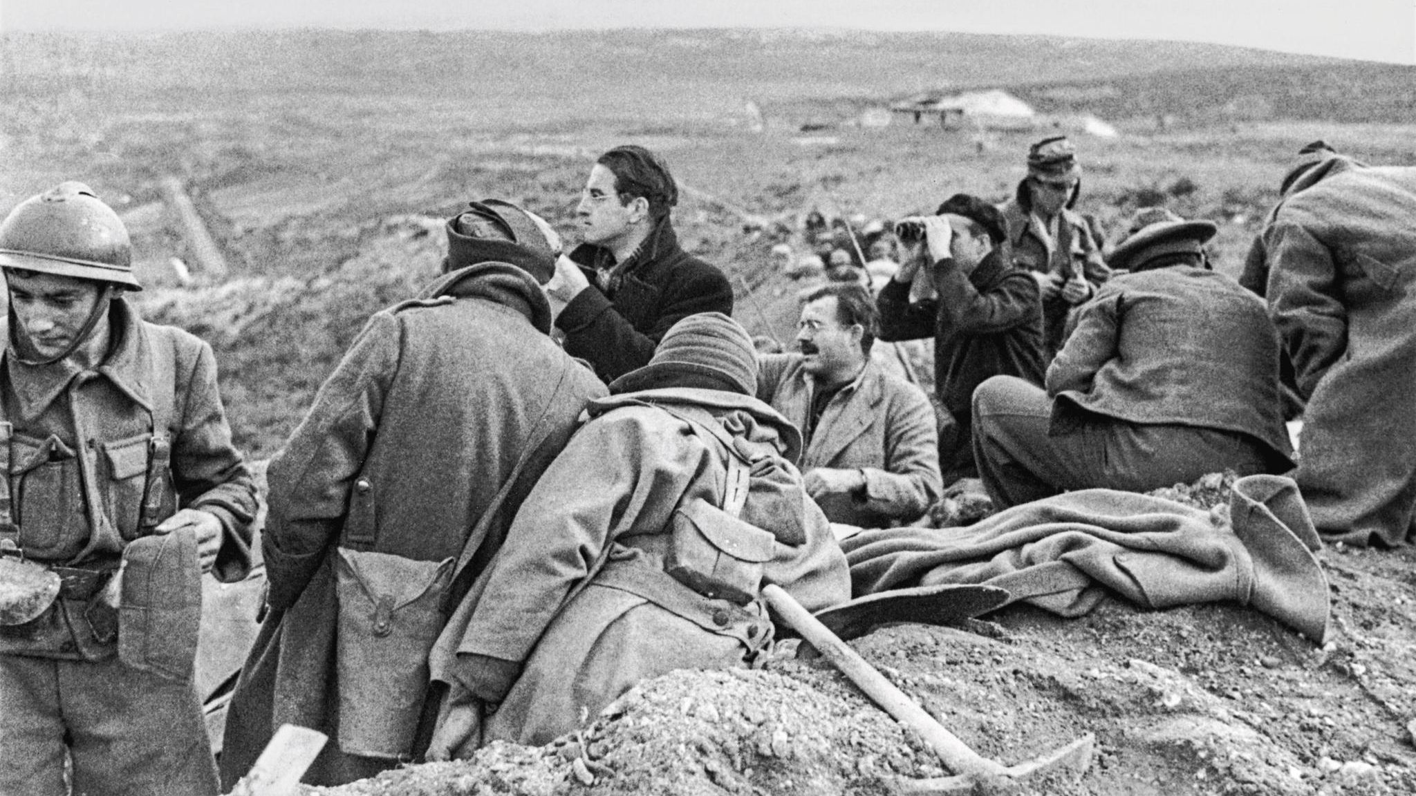 Während des Spanischen Bürgerkrieges steigen Hemingway (Mitte) und seine Journalisten-Kollegen oft in die Schützengräben: So dicht wie möglich wollen sie an den Gefechten dran sein
