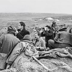 Während des Spanischen Bürgerkrieges steigen Hemingway (Mitte) und seine Journalisten-Kollegen oft in die Schützengräben: So dicht wie möglich wollen sie an den Gefechten dran sein