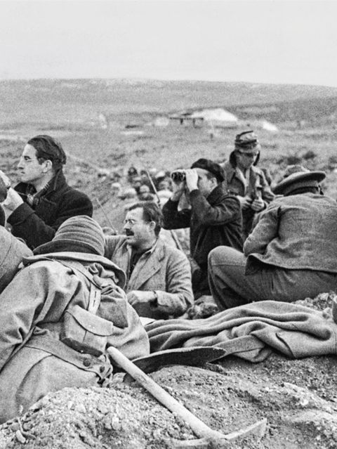 Während des Spanischen Bürgerkrieges steigen Hemingway (Mitte) und seine Journalisten-Kollegen oft in die Schützengräben: So dicht wie möglich wollen sie an den Gefechten dran sein