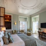 Hotelchef Luis Santos über die dramatische Geschichte seines Hauses – und warum er sich immer wieder selbst ins "Ludovice" verliebt  "Ich kann nicht anders, als dieses Haus zu lieben: strahlend, stolz, für die Ewigkeit bestimmt. 1755 überlebte es als eines von wenigen das verheerende Lissabonner Erdbeben. Die halbe Stadt wurde daraufhin nach seinem Vorbild erbaut. Doch das ›Ludovice‹ ist einmalig. Schon die Lage: mitten im quirligen Lissabon, auf einer Anhöhe. Viele Paare kommen hierher, machen Fotos mit der Stadt zu ihren Füßen. Drinnen ist das Haus verträumt. Es ist ein Ort, der dich umarmt."