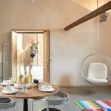 Eine Straßenbiege, ein Zeitsprung, dann liegt das 19. Jahrhundert vor einem: ein Schloss wie aus dem Märchenbuch, gerahmt von einem Landschaftspark mit knorrigen Bäumen, Brunnen, Pagoden und heimlichen Separees, an denen manchmal Besitzerin Sibylle Thomke vorbeireitet. Über Jahre wurde das geschichtsträchtiges Château de Sibra behutsam renoviert; die Schlosssuiten sind so modern wie märchenhaft.