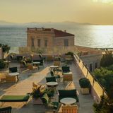 Es begann als Urlaubsflirt: 2012 reiste Oana Aristide nach Syros, verguckte sich erst in die griechische Insel, dann in eine neoklassische Villa mit hohen Decken und Mosaikfußböden, die die Liebe ihres Lebens werden sollte. Neun Zimmer im Art-déco-Stil, die Wände kunstgeschmückt, stehen bereit. Auf der Dachterrasse des "Artistide" können sich Gäste an Cocktails aus ihren Lieblingszutaten und wunderschönen Sonnenuntergängen berauschen.