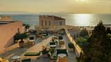 Es begann als Urlaubsflirt: 2012 reiste Oana Aristide nach Syros, verguckte sich erst in die griechische Insel, dann in eine neoklassische Villa mit hohen Decken und Mosaikfußböden, die die Liebe ihres Lebens werden sollte. Neun Zimmer im Art-déco-Stil, die Wände kunstgeschmückt, stehen bereit. Auf der Dachterrasse des "Artistide" können sich Gäste an Cocktails aus ihren Lieblingszutaten und wunderschönen Sonnenuntergängen berauschen.
