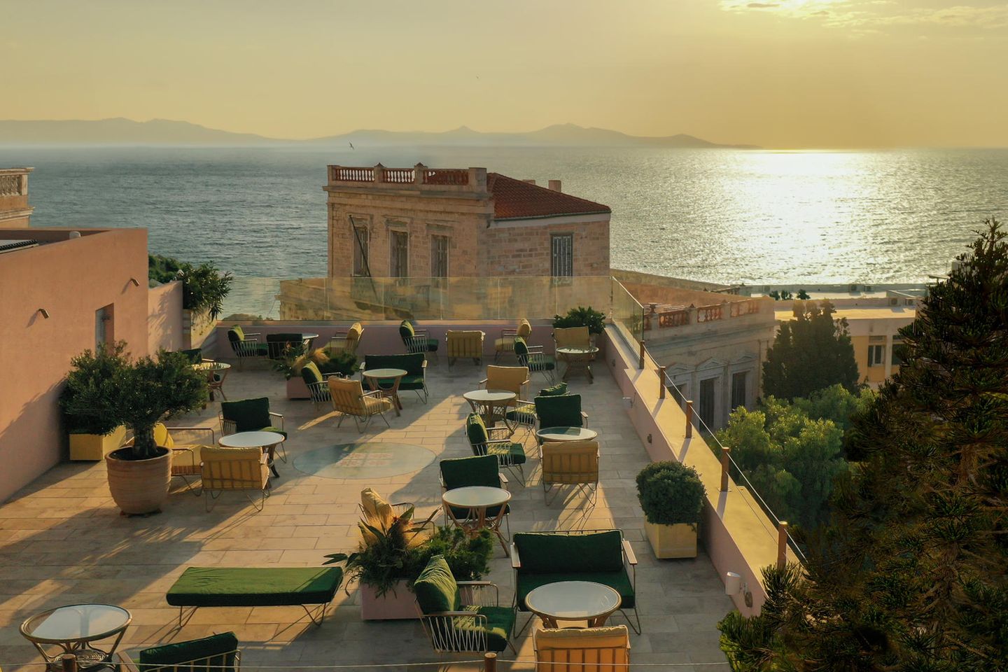 Es begann als Urlaubsflirt: 2012 reiste Oana Aristide nach Syros, verguckte sich erst in die griechische Insel, dann in eine neoklassische Villa mit hohen Decken und Mosaikfußböden, die die Liebe ihres Lebens werden sollte. Neun Zimmer im Art-déco-Stil, die Wände kunstgeschmückt, stehen bereit. Auf der Dachterrasse des "Artistide" können sich Gäste an Cocktails aus ihren Lieblingszutaten und wunderschönen Sonnenuntergängen berauschen.